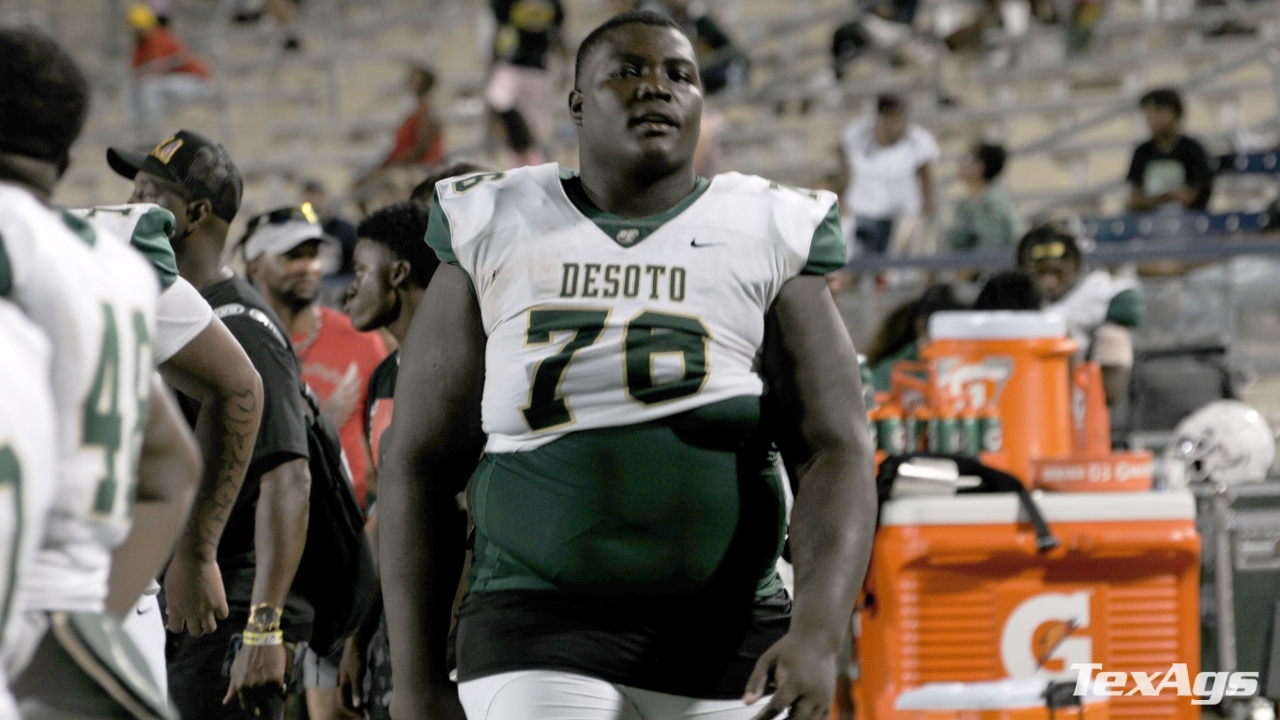 Texas football offers giant DeSoto 2025 OT Byron Washington